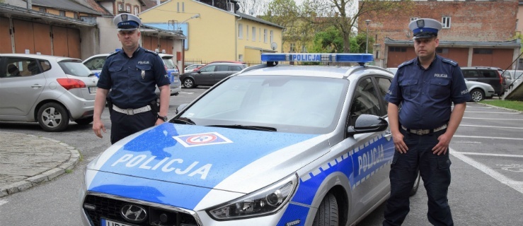 od lewej asp.szt. Grzegorz Doroz oraz mł. asp. Piotr Szpak, którzy na codzień pełnią służbę w Wydziale Ruchu Drogowego KMP w Elblągu. W sobotę pierwsi byli na miejscu uratowali tonącego 28-latka
