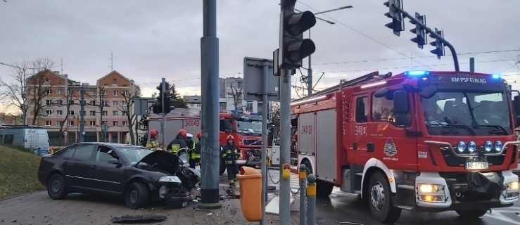 Nastolatek uderzył autem w słup. Ma na swoim koncie wiele innych wykroczeń  