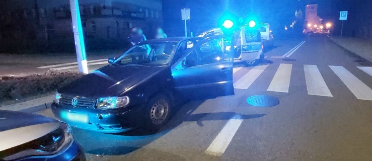 Kompletnie pijany jechał bez uprawnień i uderzył w radiowóz