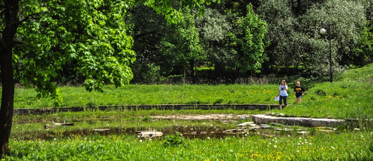 Zaśmiecone bagno przy nieczynnym kąpielisku miejskim atrakcją dla dzieci?