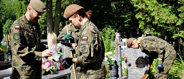Żołnierze uporządkowali groby Powstańców Warszawskich na elbląskich nekropoliach
