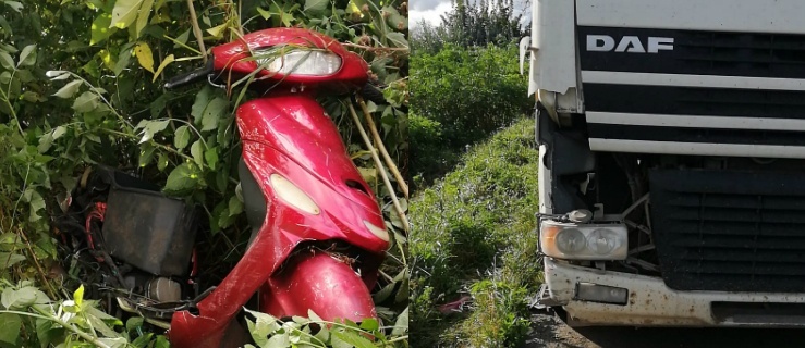  Motorowerem uderzył w samochód ciężarowy. Kierowca skutera ciężko ranny