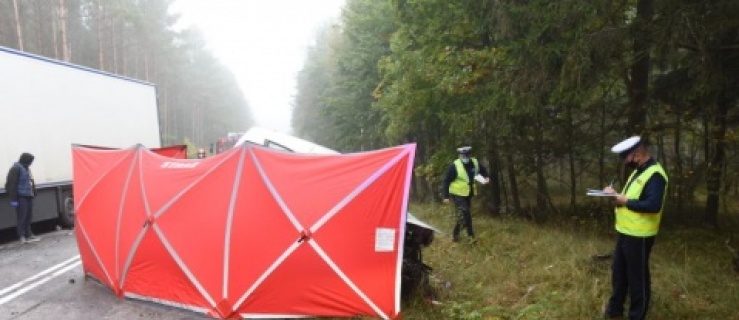 Kierowca nie żyje. Zderzenie czołowe volkswagena  z ciężarówką 