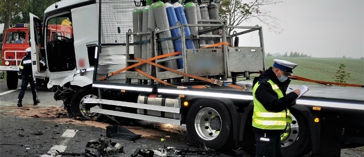 Tragedia na drodze krajowej. Zginął kierowca mercedesa po zderzeniu z ciężarówką  