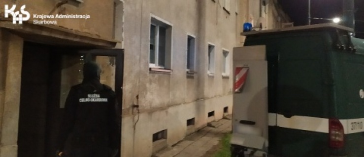 Elbląg. Nielegalne automaty do gier i narkotyki w prywatnym mieszkaniu