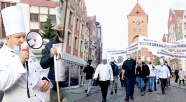 Protest kucharzy w Elblągu. Żadają wsparcia dla niszczonej branży. Stop zamykaniu gospodarki! ( +zdjęcia)