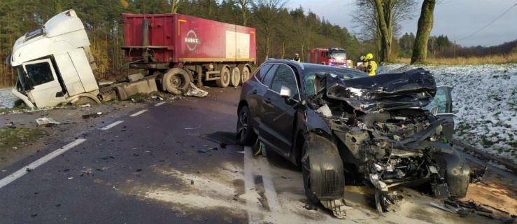 Zderzenie osobówki z ciężarówką. Jedna ofiara  śmiertelna