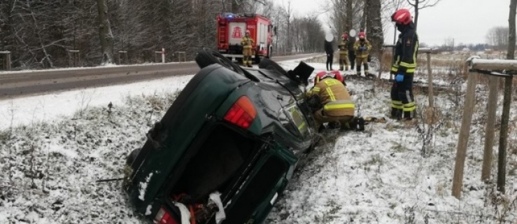 Dachowanie i auto w rowie 