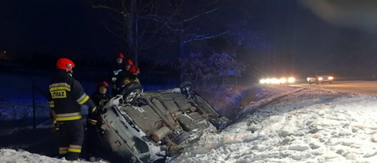 Groźna kolizja pod Elblągiem. Samochód dachował