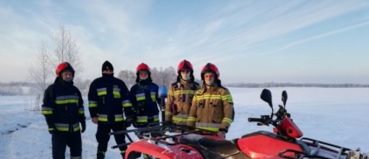Wezwani na pomoc medycy utknęli w zaspie. Pomogli strażacy 