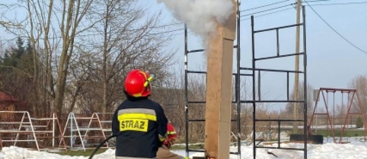 Strażacy  z Krzewska mają lancę kominowa. Na pokaz zjechali koledzy (+ zdjęcia)