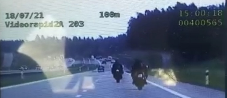 Pędzili 200 km/h. Wyprzedzili...radiowóz