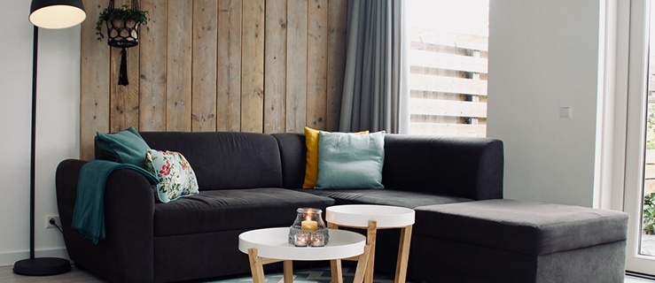 Eleganckie wyposażenie salonu, czyli odpowiednia sofa i oświetlenie 