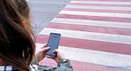 Przechodzisz przez "pasy" patrząc w smartfon? Możesz otrzymać mandat