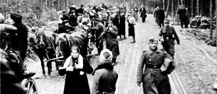 Niemieccy cywile i żołnierze na jednej z dróg ewakuacyjnych w okolicach Braniewa.