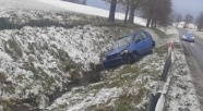 Pierwszy śnieg i brak opon zimowych. Skończyło się w rowie