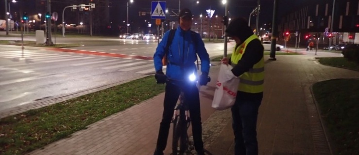 Rowerzyści w Elblągu dostali lampki i odblaski