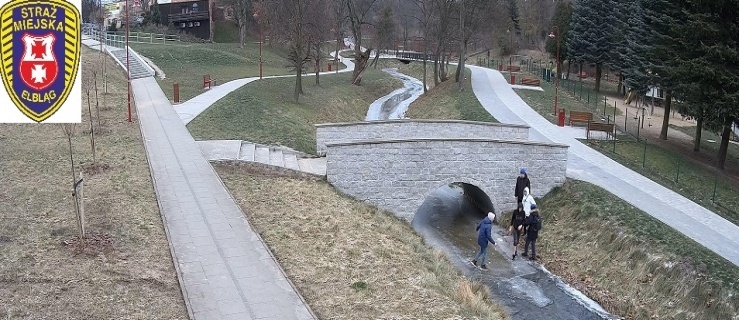 Dzieci wchodzą na lód na rzece Kumieli. Straż Miejska ostrzega