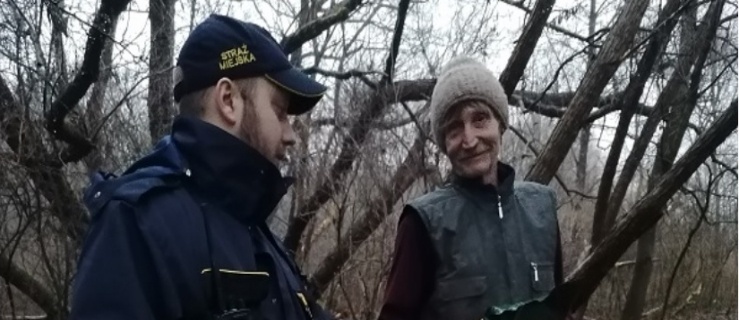 Straż Miejska przekazuje bezdomnym pakiety żywieniowe
