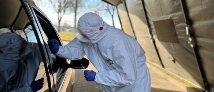 Żołnierze braniewskiego batalionu wykonują wymazy w Elblągu
