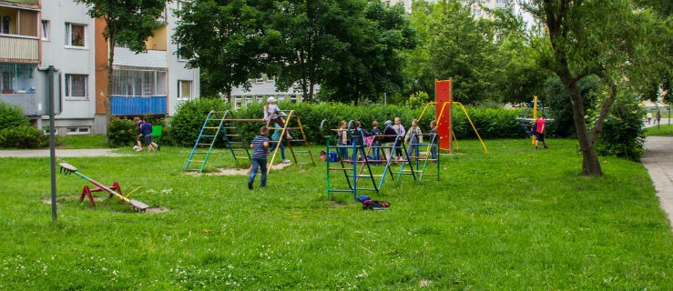 Nasza czytelniczka skarżyła się na plac zabaw przy ul. Węgrowskiej. Sprawdziliśmy to