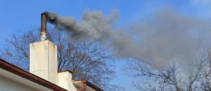 Niebezpieczna sadza w kominie. Konieczna była interwencja