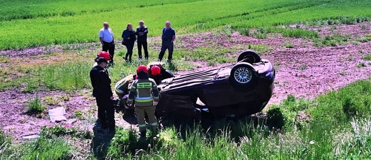 Groźny wypadek pod Elblągiem. Samochód dachował