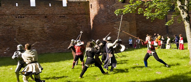 Pokazy walki, gry i zabawy strzeleckie. Frombork zaprasza do siebie