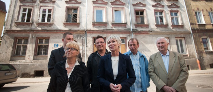Ewa Białkowska o obniżce czynszów z rozpadającą się kamienicą w tle (video)