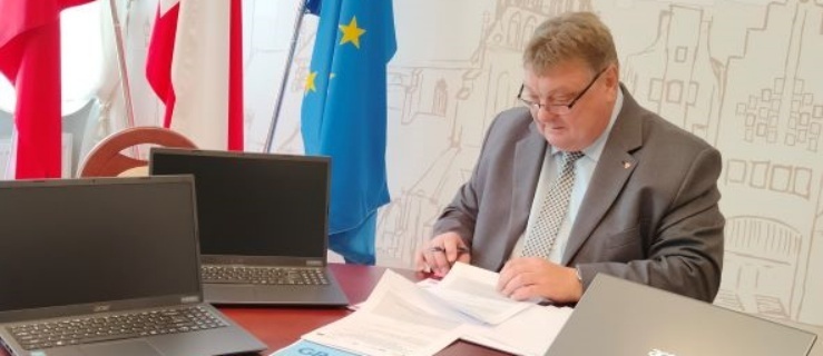 Prezydent Elbląga rozda 511 laptopów dzieciom