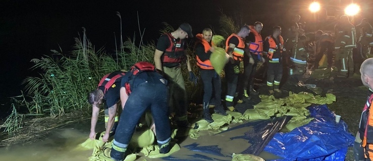 Uszkodzony wał przeciwpowodziowy na rzece Tina