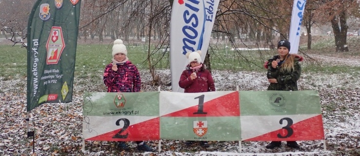 Orientowali się zimowo w parku Kajki