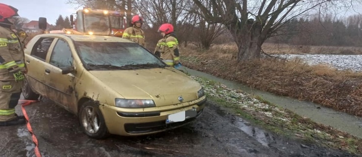 O krok od tragedii. Samochód wpadł do rowu z wodą