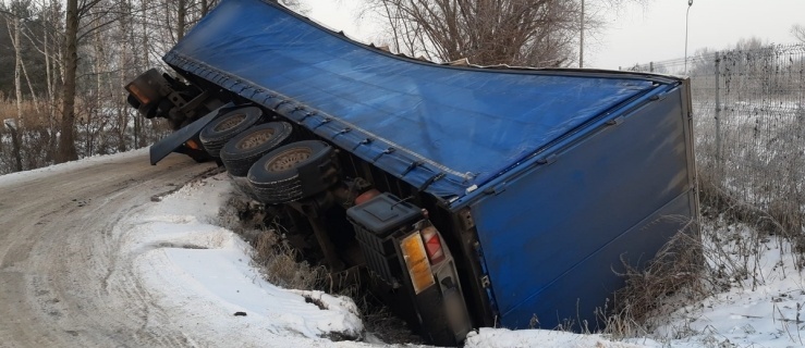 Jest ślisko! Wypadek ciężarówki w Nowym Polu