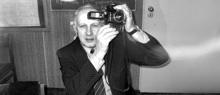 Janusz Cydzik na zapleczu swojego gabinetu biologicznego