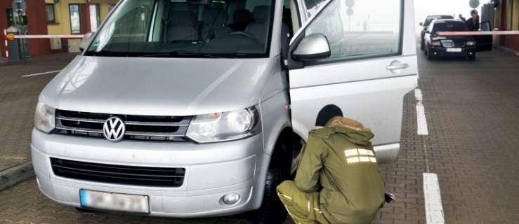 Volkswagen Transporter zatrzymany na przejściu w Grzechotkach