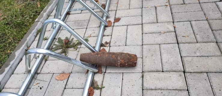 Pocisk z II wojny światowej zostawili przy...stojakach na rowery