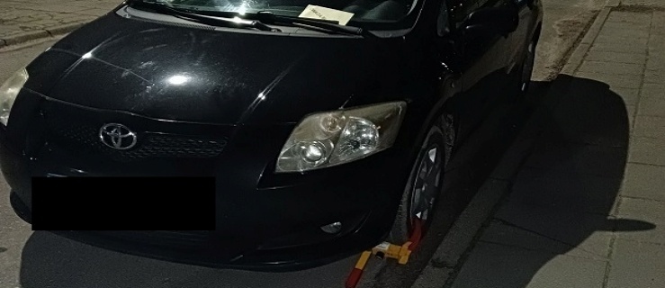 Nie zauważył blokady na kole. Będą kolejne problemy