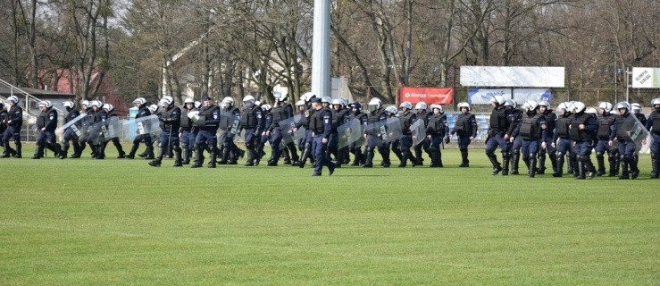 Ćwiczenia policyjne na stadionie w Elblągu