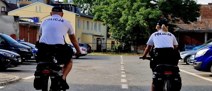 Policjanci na rowerach patrolują parki w Elblągu