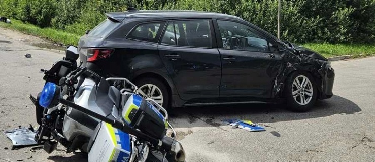 Wypadek na ul. Mazurskiej. Policjant na motocyklu zderzył się z samochodem