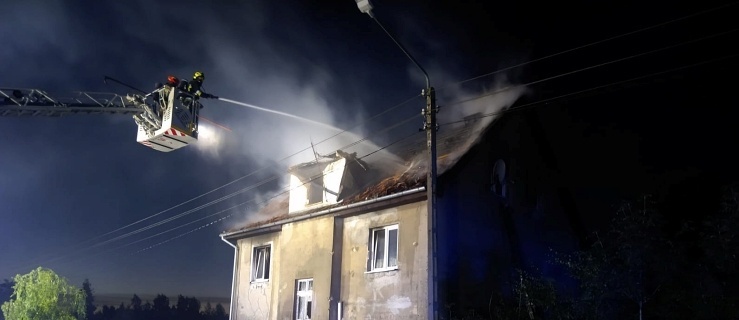 Poważny pożar budynku w Jegłowniku. Są osoby poszkodowane
