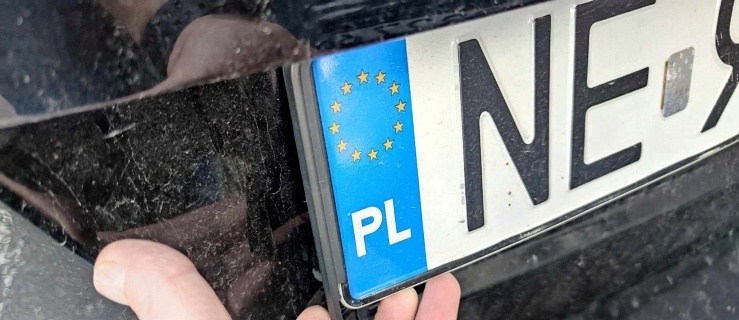 Kierował nie mając uprawnień. Na przyczepie znajdowała się inna tablica rejestracyjna