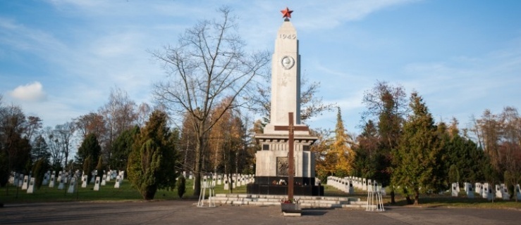 Postępowanie o zniszczenie sowieckiej tablicy na cmentarzu umorzone