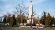 Postępowanie o zniszczenie sowieckiej tablicy na cmentarzu umorzone