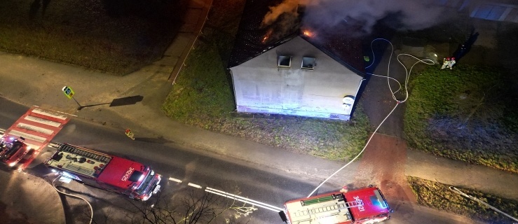 Pożar pustostanu przy al. Odrodzenia. Ulica była zamknięta