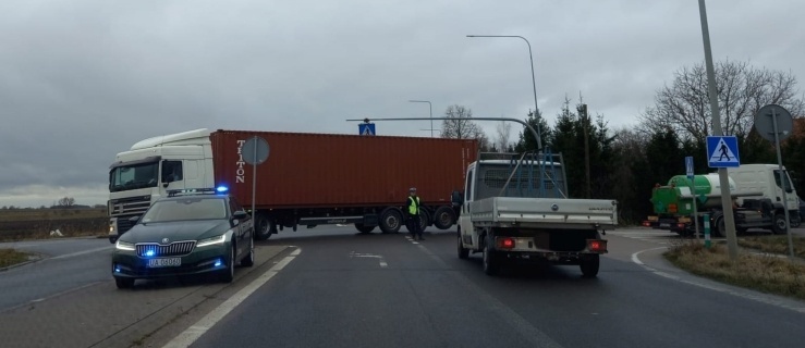 Rolnicy protestują na „siódemce”. Policja kieruje ruchem