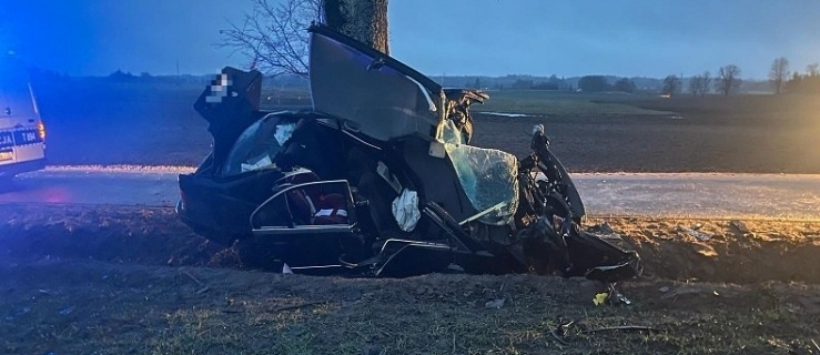 Śmiertelny wypadek pod Morągiem. Kierowca uderzył w drzewo