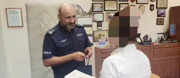 Policjanci dziękują pracownicy banku w Elblągu