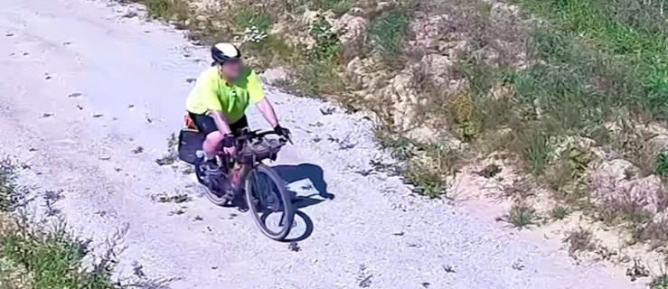 Rowerzysta na pasie drogi granicznej